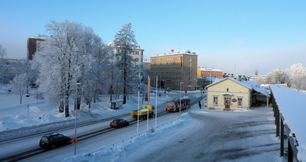 Veel moderne en vrij plompe appartementsblokken. Hier (met op het dak de rode bol) ons hotel Omena - een aanrader als je goedkoop naar Finland wil.