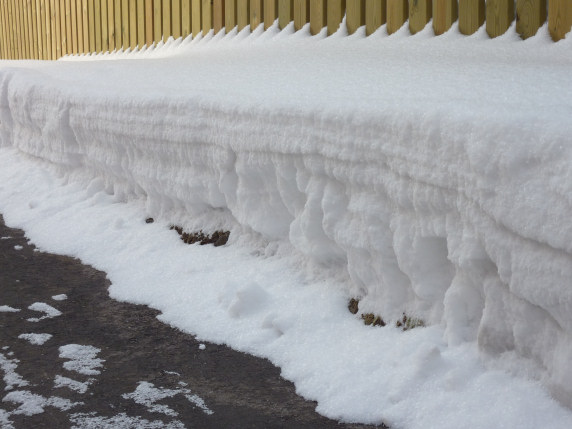 De dikke sneeuwlaag bestaat uit verschillende lagen, allemaal het resultaat van aparte sneeuwbuien.